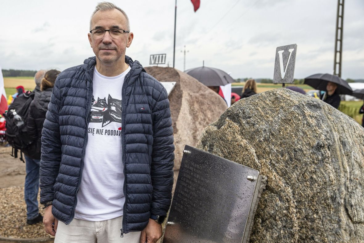 Wojciech Sumliński przy instalacji, którą postawił