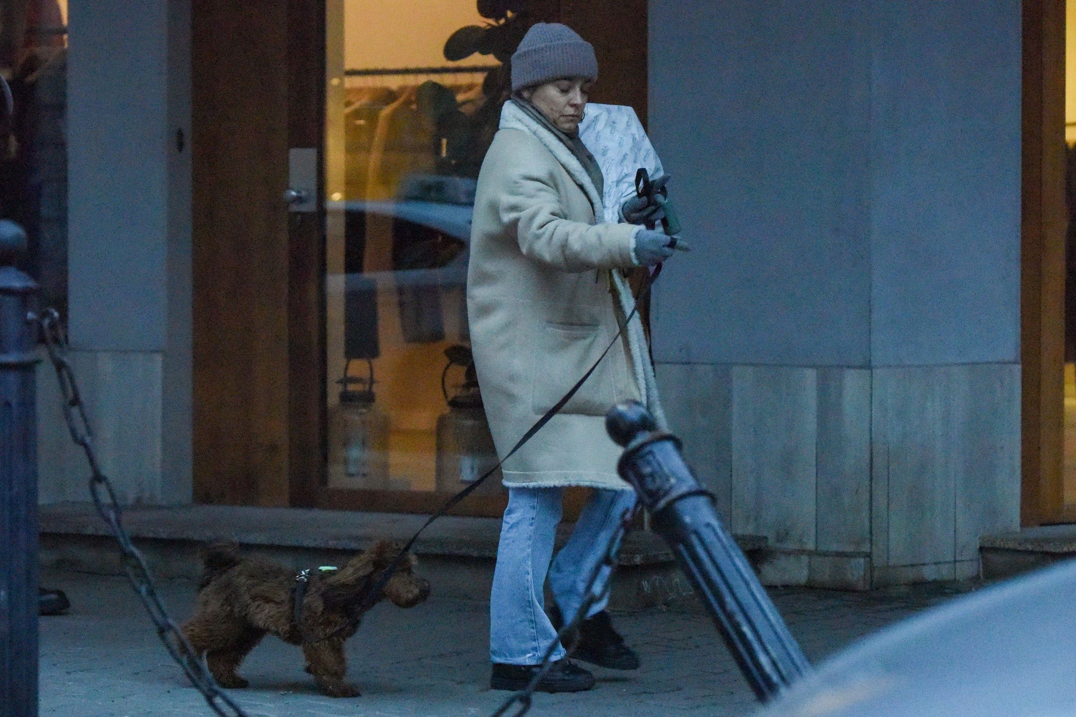 Anna Mucha na spacerze z psem