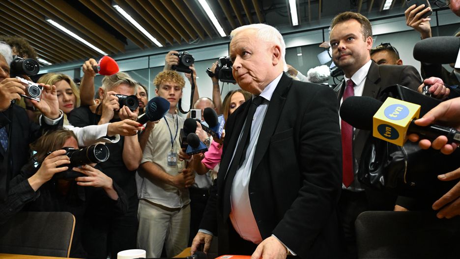 Warszawa, 24.05.2024. Wezwany na świadka prezes Prawa i Sprawiedliwości Jarosław Kaczyński (C) oraz rzecznik ugrupowania Rafał Bochenek (2P) przed rozpoczęciem posiedzenia sejmowej komisji śledczej do zbadania legalności, prawidłowości oraz celowości działań podjętych w celu przygotowania i przeprowadzenia wyborów Prezydenta Rzeczypospolitej Polskiej w 2020 r. w formie głosowania korespondencyjnego, 24 bm. w Sejmie w Warszawie. (amb) PAP/Radek Pietruszka