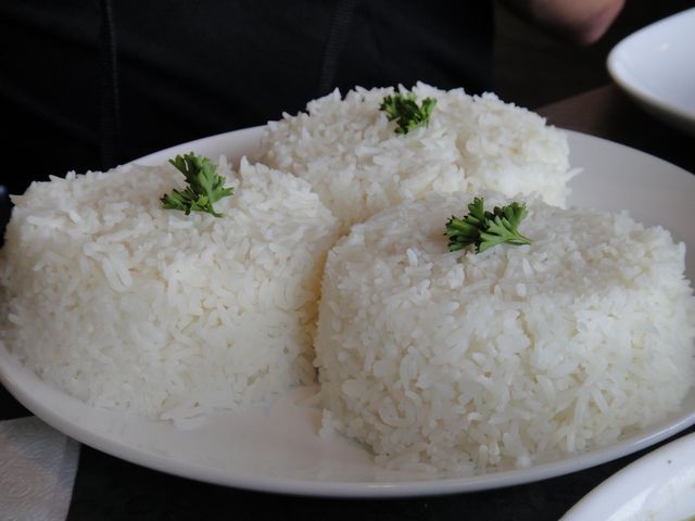 Ugotowany biały ryż krótkoziarnisty (niewzbogacony)
