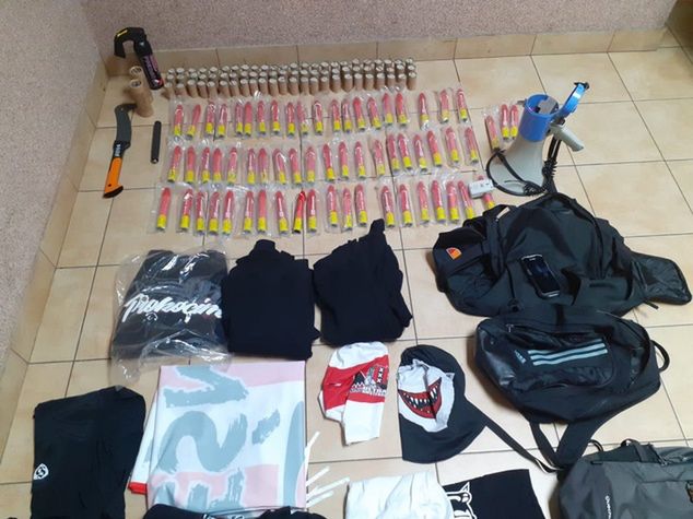 Materiały i narzędzia skonfiskowane kibicom przez lubelską policję (fot. lubelska.policja.gov.pl)