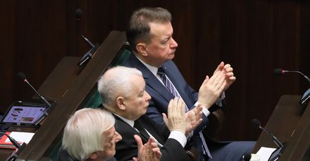 Klub PiS z projektem uchwały. Chodzi o sprawę wyrzucenia krzyża