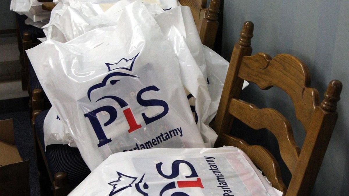 Resort Mateusza Morawieckiego chce naliczać VAT od opłaty recyklingowej za foliówkę.