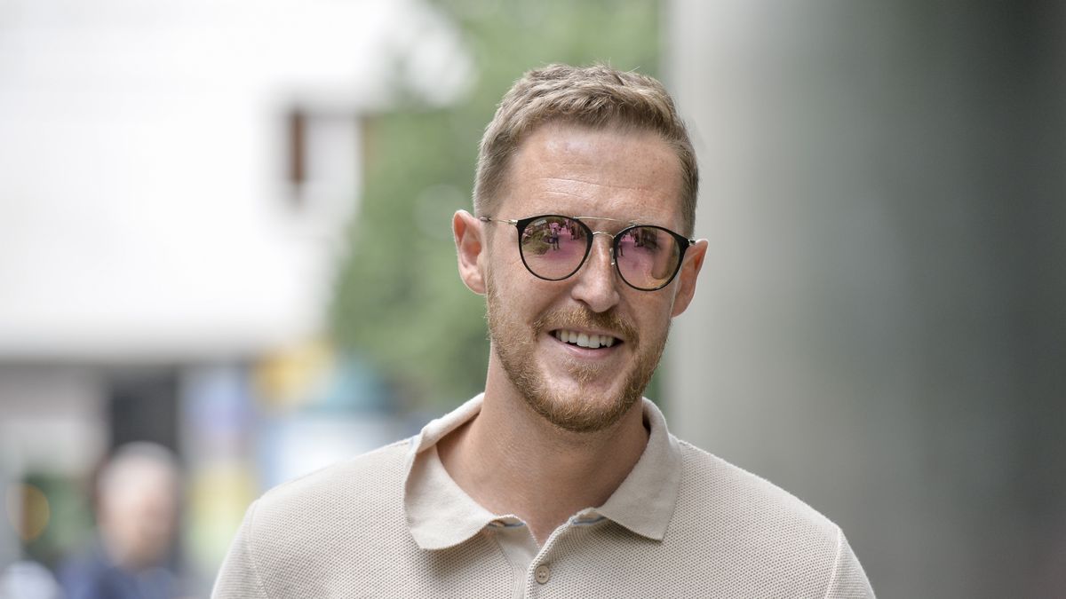 Gwiazdy DDTVN, okulary z czarnymi oprawkami, portret, zarost