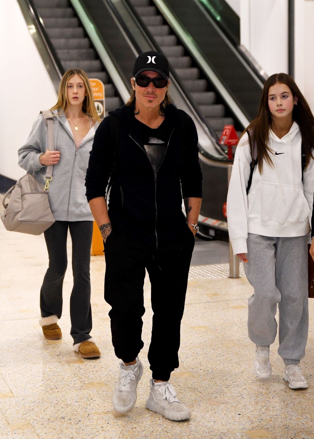 Keith Urban na lotnisku w towarzystwie córek