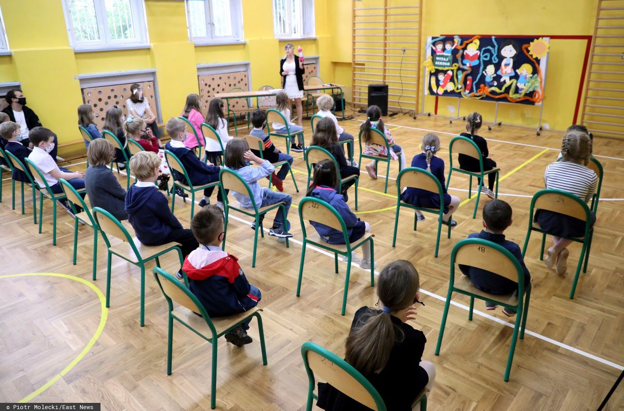 Powrót do szkół. Od poniedziałku wszyscy uczniowie wracają do nauki stacjonarnej