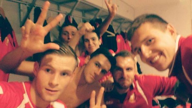 Piłkarze Widzewa upamiętnili swoje historyczne zwycięstwo pamiątkowym selfie (źródło: facebook.com)