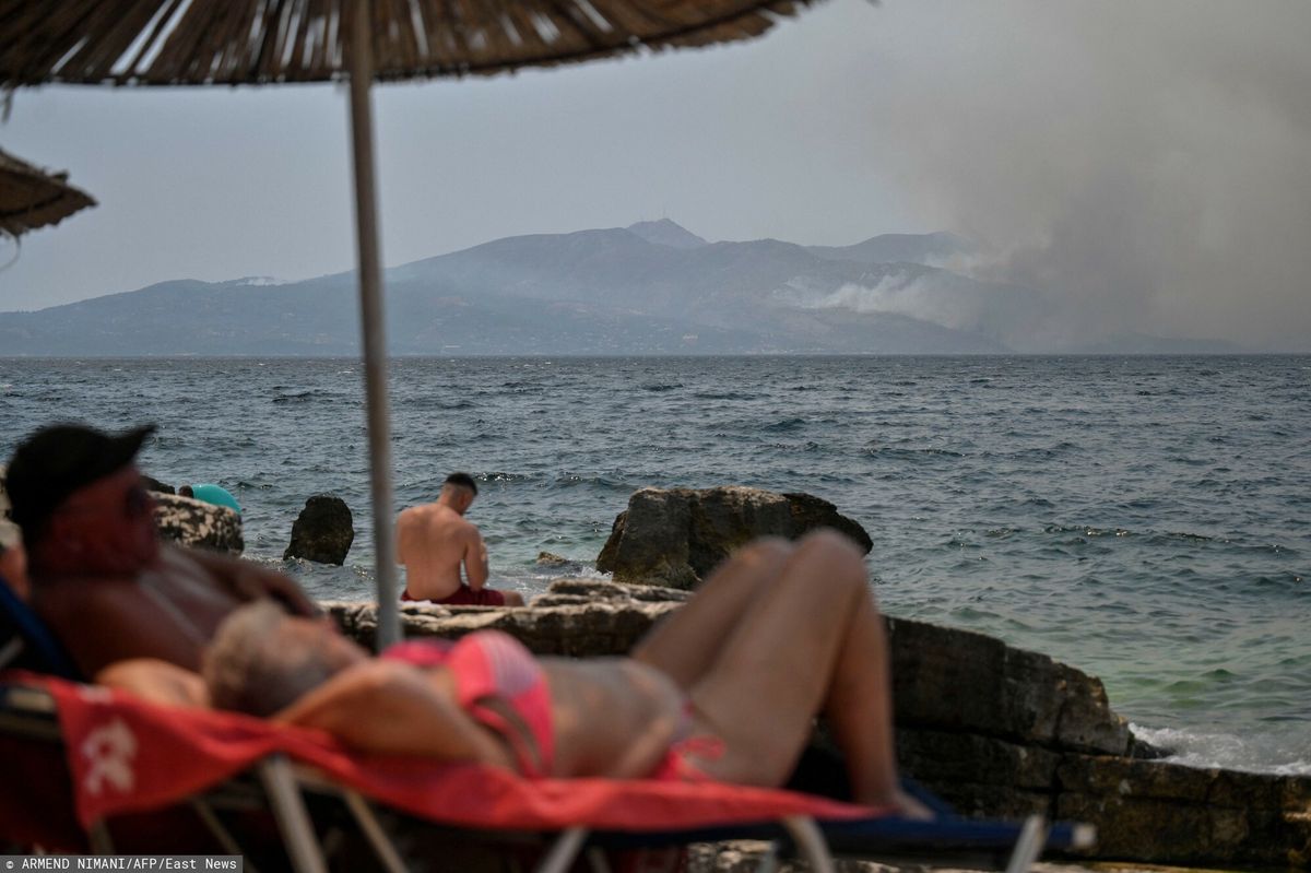 Widok z albańskiej Sarandy na pożar w na greckiej wyspie Korfu