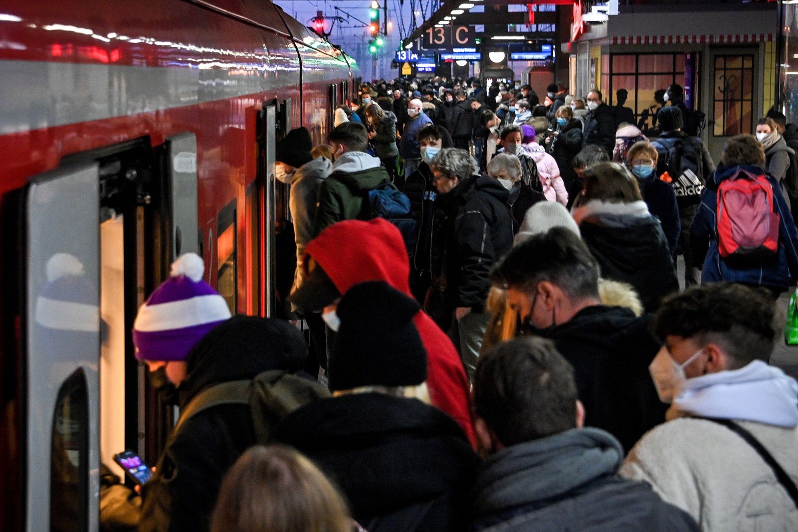 Pasażerowie wsiadają do pociągu w Duesseldorfie, 23 listopada 2021 roku