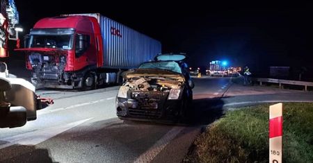 Potężne zderzenie pod Otwockiem. DK 50 stoi