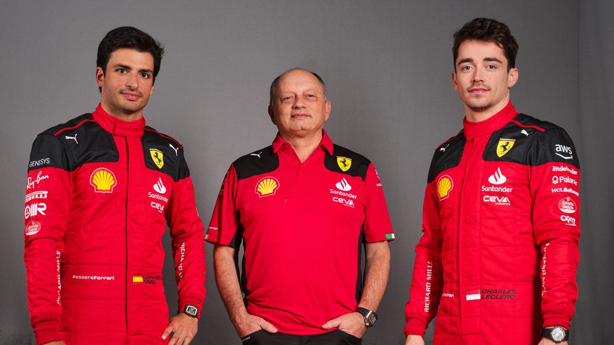 od lewej Carlos Sainz, Frederic Vasseur i Charles Leclerc