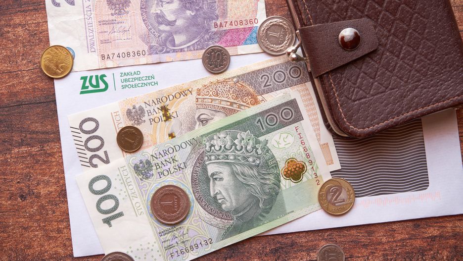 polska, emerytura, renta, zus, waloryzacja, podwyżka, wyrównanie, decyzja, polskie banknoty, banknoty, polskie, banknot, polski, pln, zloty, waluta, polska waluta, polskie monety, monety, moneta, bilon, finanse, gospodarka, biznes, ubezpieczenie, koperta, recesja, nbp, stopy procentowe, podatki, bank, inwestycje, drewniany, nikt, europa