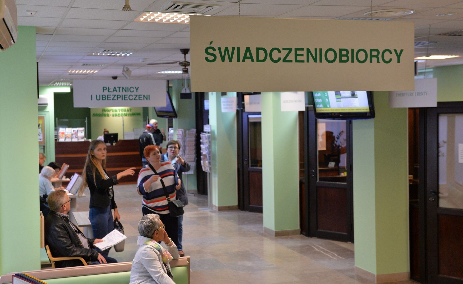Osoby często korzystające z najniższej emerytury lub renty, których dochód jest niewystarczający do pokrycia podstawowych potrzeb życiowych.