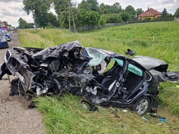 Czołowe zderzenie BMW i samochodu ciężarowego. Obaj kierowcy trafili do szpitala