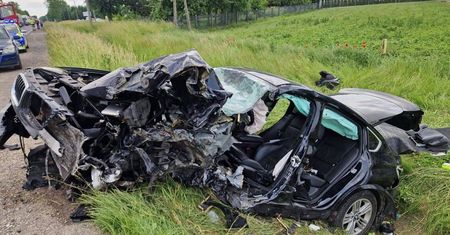 Czołowe zderzenie BMW i samochodu ciężarowego. Obaj kierowcy trafili do szpitala