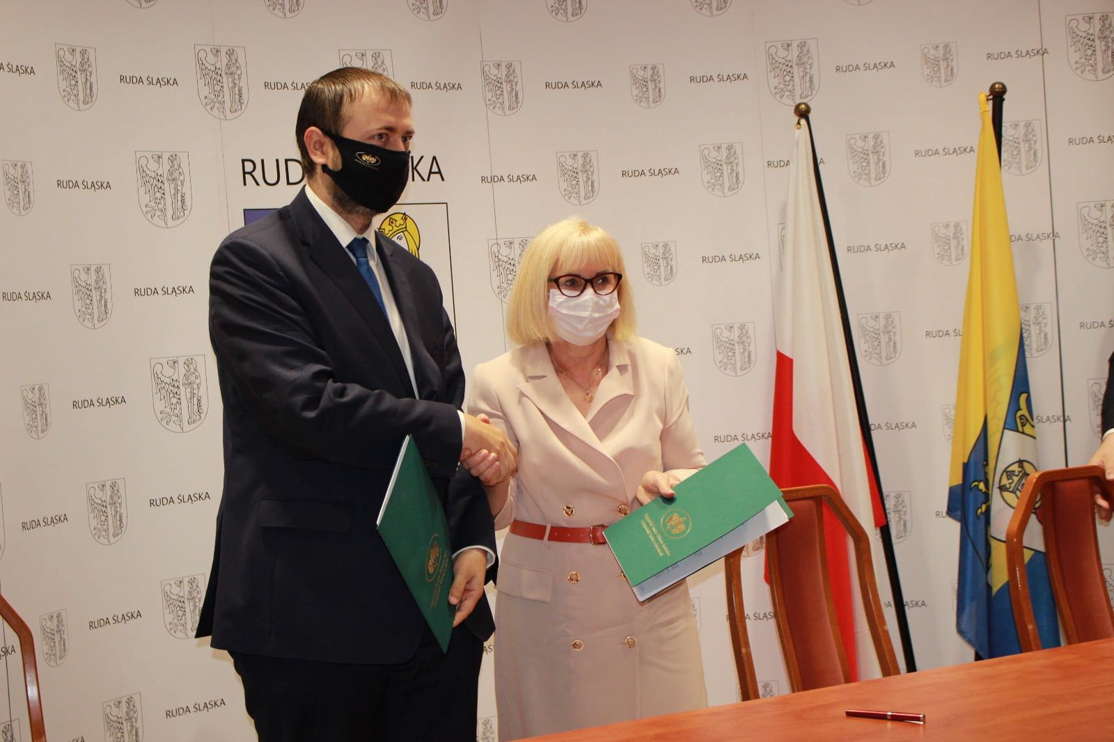 Śląskie. Umowę podpisała prezydent Rudy Śląskiej Grażyna Dziedzic i prezes Tomasz Bednarek z Wojewódzkiego Funduszu Ochrony Środowiska i Gospodarki Wodnej w Katowicach.