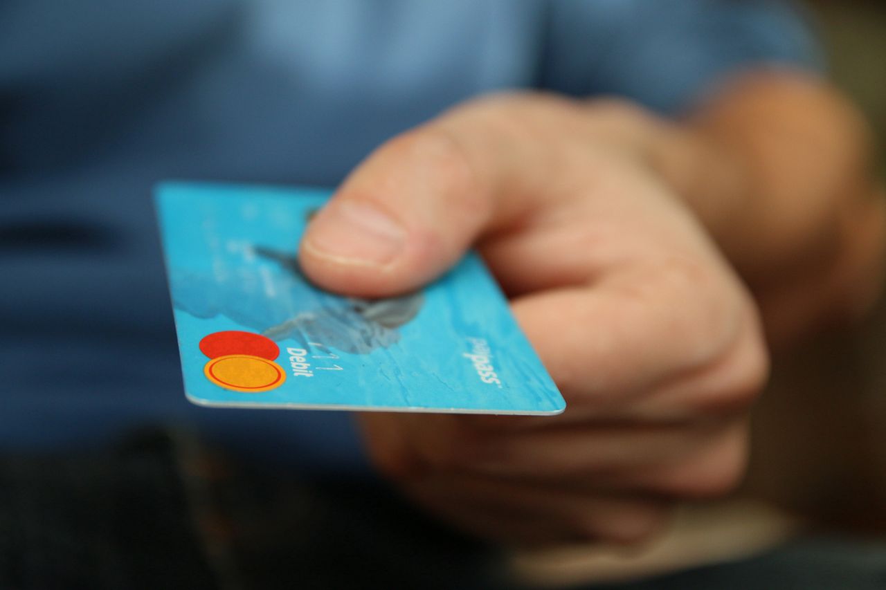 Wzrost wartości oszustw kartami płatniczymi. Dane z NBP