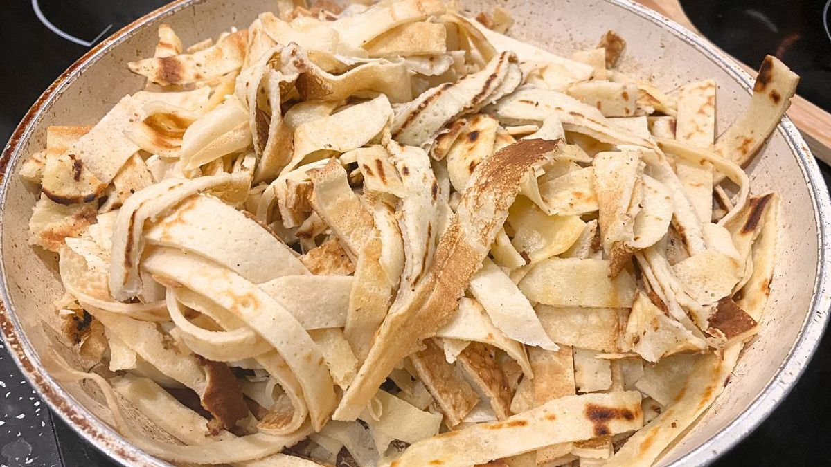 Naleśniki w takiej formie idealnie pasują do kremowych sosów