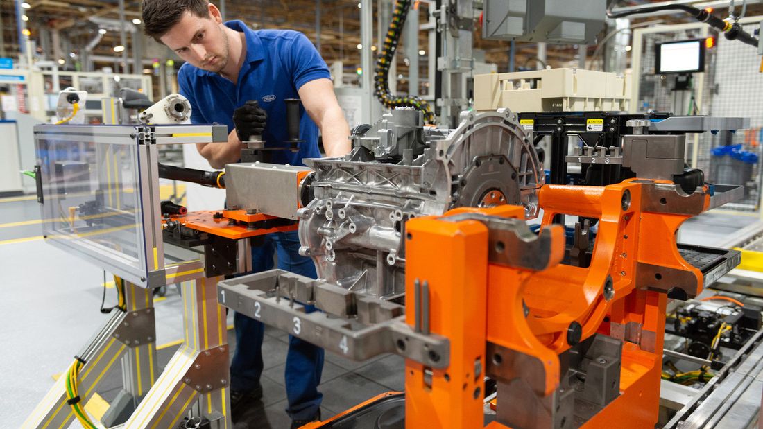 Produkcja silników w fabryce w Bridgend