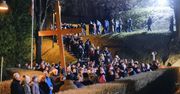 W środku nocy szli za krzyżem. Tłum wiernych na drodze krzyżowej w poznańskim Forcie VII