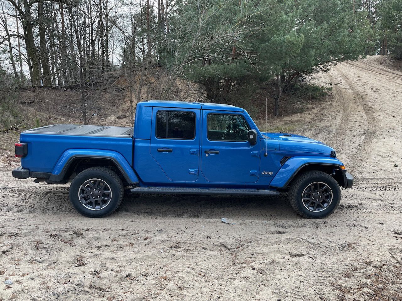 Gladiator to Jeep Wrangler wyposażony dodatkowo w pakę