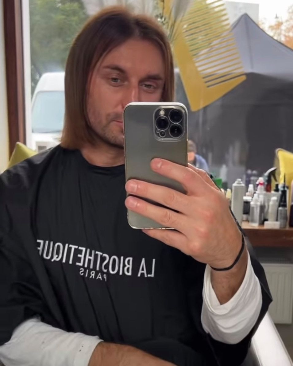 Rafał Grabias w prostych włosach