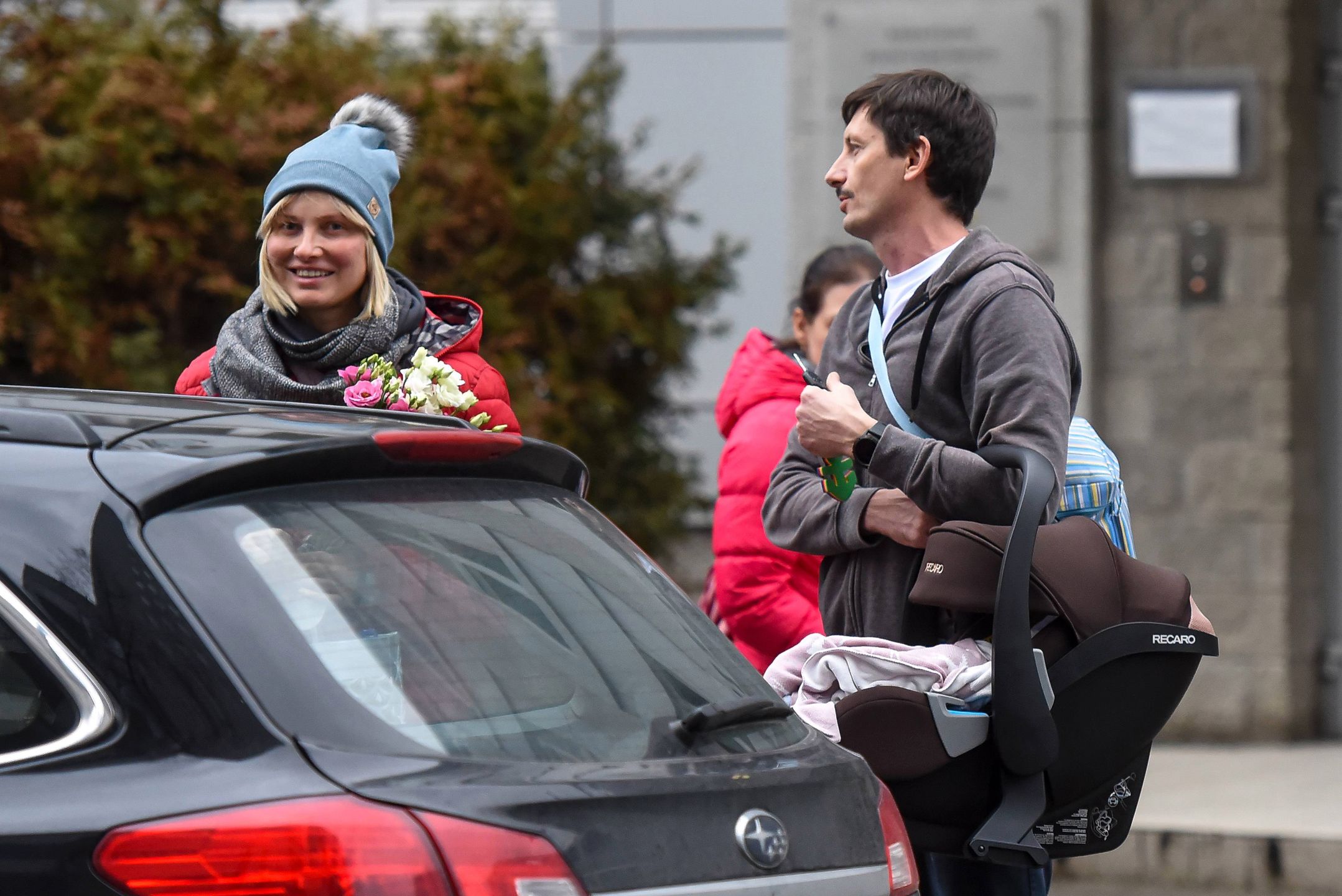 Joanna Moro i Mirosław Szpilewski z córeczką wychodzą ze szpitala