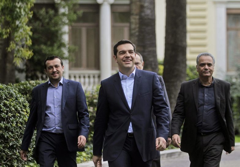 Aleksis Cipras (w środku), nowy premier Grecji.