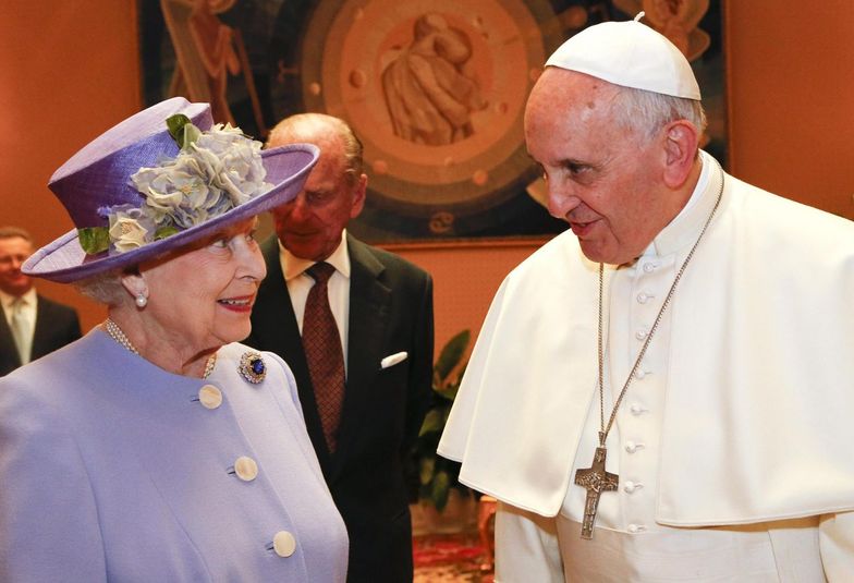 Papież Franciszek spotkał się z królową. Dostał miód i...