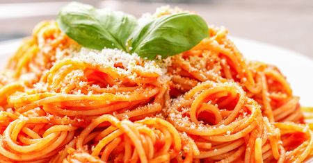 Spaghetti włoskie z sosem pomidorowym (bez mięsa)