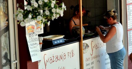 4 tys. za robienie kebabów, 5 tys. za zbieranie czereśni. Pracodawcy walczą o sezonowych pracowników