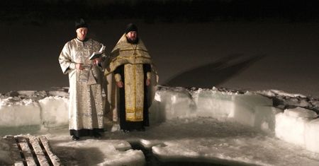 Kąpiele w przeręblach - Białoruś świętuje prawosławny Chrzest Pański