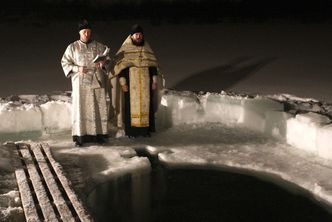 Kąpiele w przeręblach - Białoruś świętuje prawosławny Chrzest Pański
