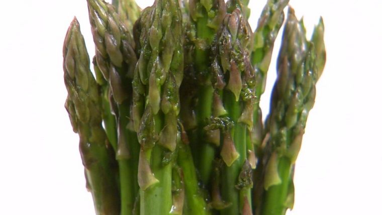 Szparagi to bardzo zdrowe zielone warzywa. Oto powody aby jeść je bardzo często