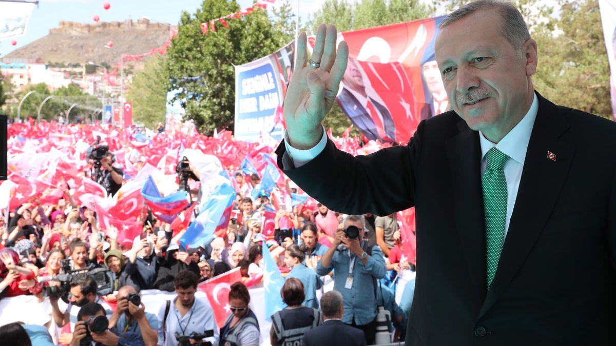 Recep Tayyip Erdogan w piątek robił dobrą minę do złej gry - gospodarka Turcji jest na dnie.