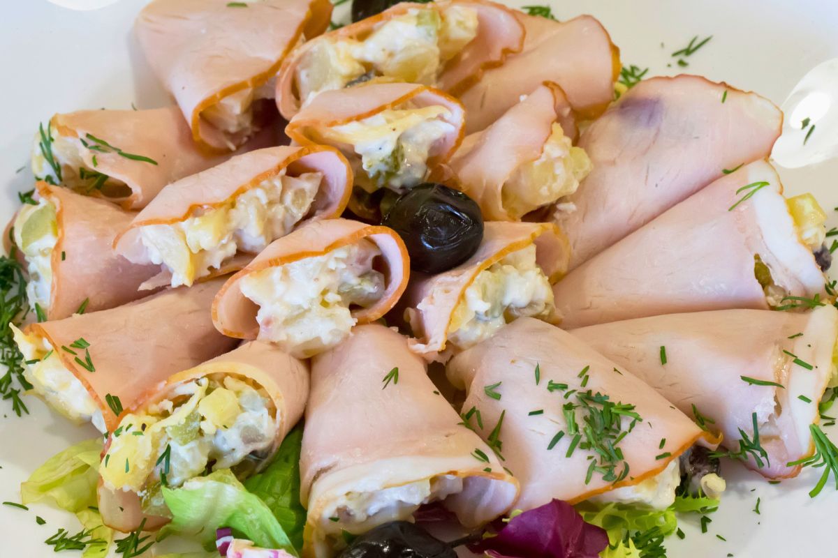 Roladki z szynki to szybka i smaczna przekąska