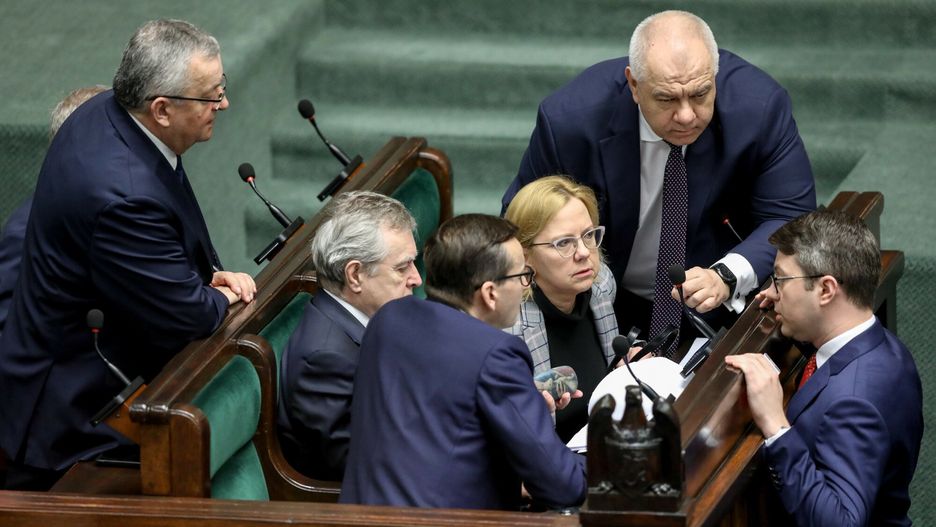 Minister Anna Moskwa z premierem w Sejmie. Niektórzy żądają jej dymisji