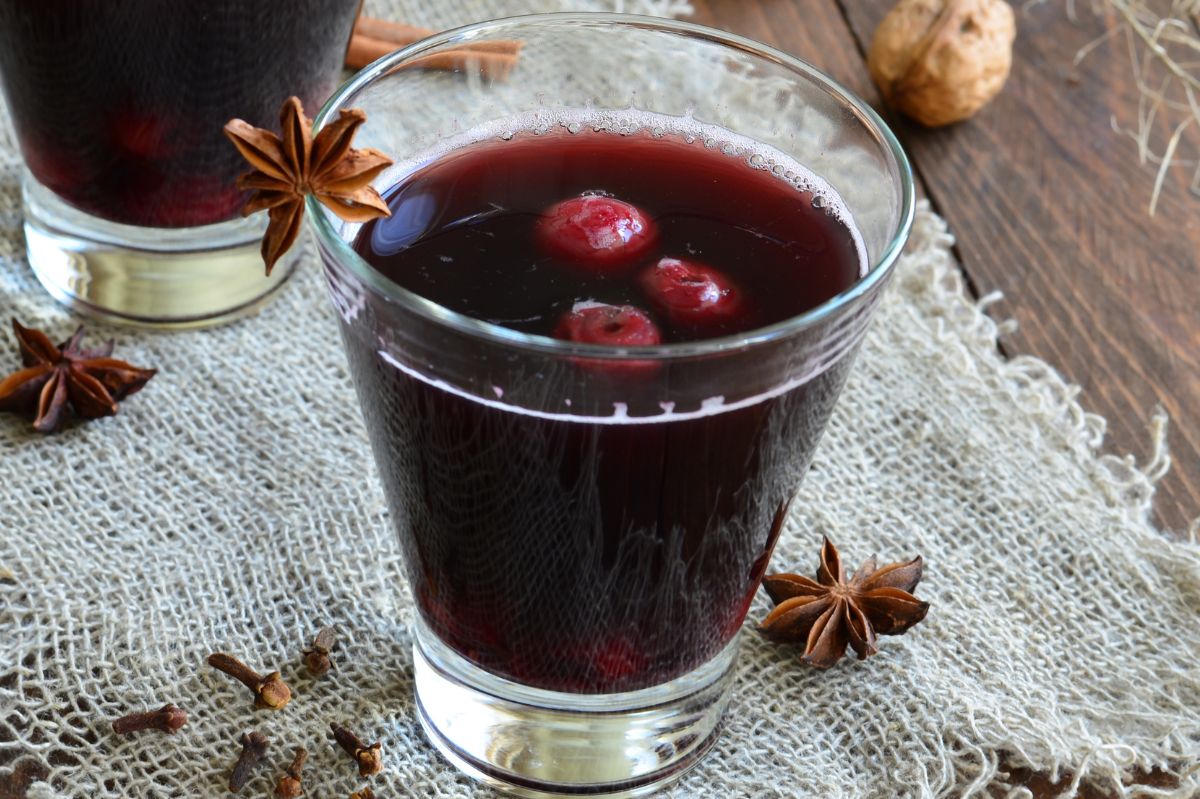 Mulled wine with cherries