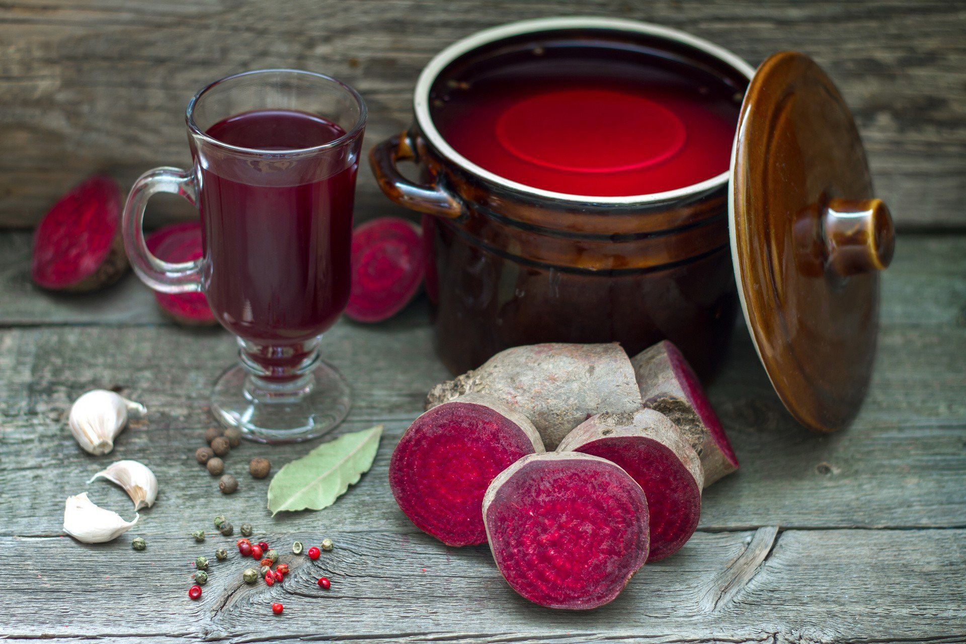 Kiszonki należy przyrządzać w naczyniach odpornych na działanie kwasu, np. kamionkowych.