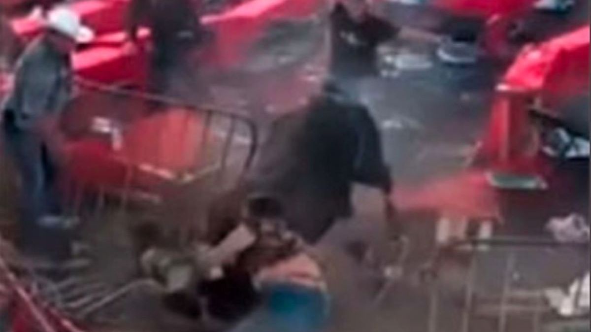 Wściekły byk wbiegł w ludzi na nielegalnym rodeo