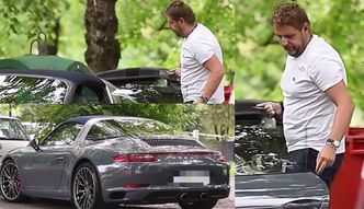 Smutny Wojtek Basiura wysiada ze srebrnego porsche