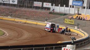 Żużel. Zawodnik PSŻ trafił na noszach do karetki