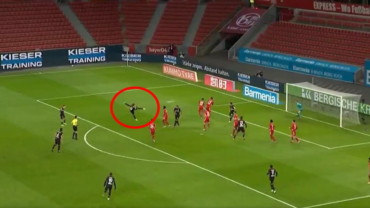 Patrik Schick strzela gola w meczu Bundesligi Bayer Leverkusen - Bayern Monachium