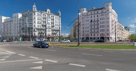 Warszawa. Kolizja samochodu SOP z tramwajem