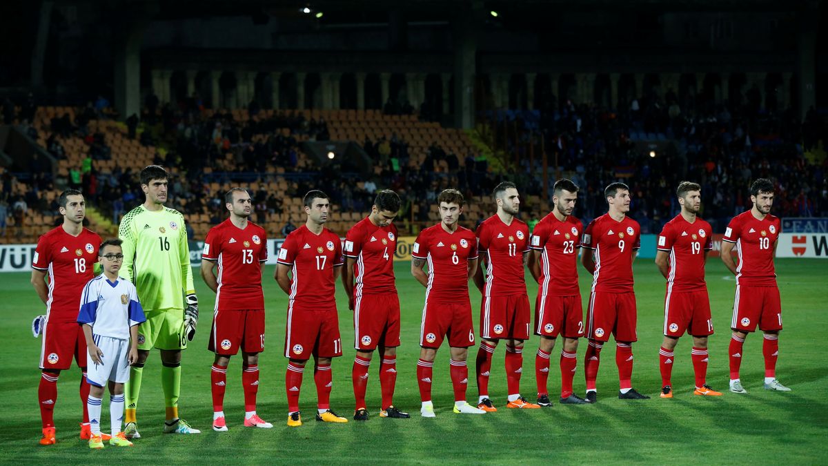 Zdjęcie okładkowe artykułu: Reuters / David Mdzinarishvili / Na zdjęciu: piłkarze reprezentacji Armenii 