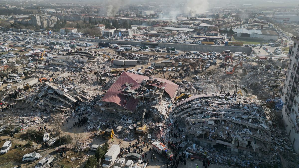 zniszczenia po trzęsieniu ziemi w Turcji
