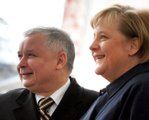 Niemcy: Merkel dobra, Kaczyńscy źli