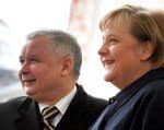 Niemcy: Merkel dobra, Kaczyńscy źli