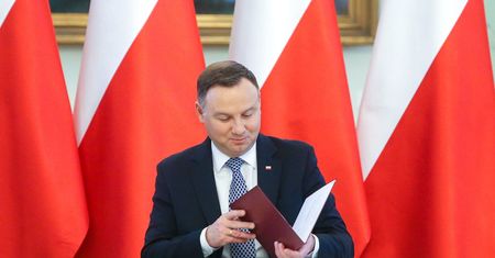Andrzej Duda to dobry sąsiad. Tak nosi kartony sąsiadce