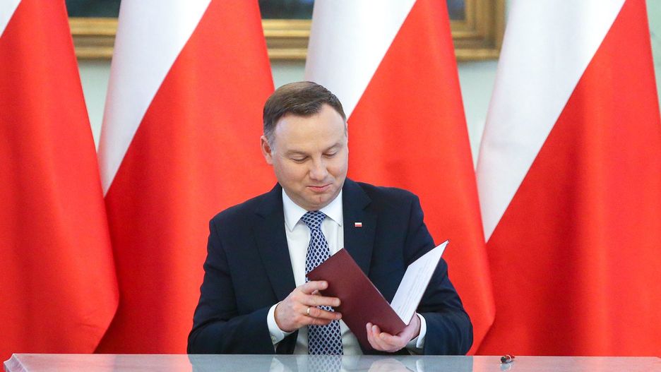 Andrzej Duda to dobry sąsiad. Tak nosi kartony sąsiadce